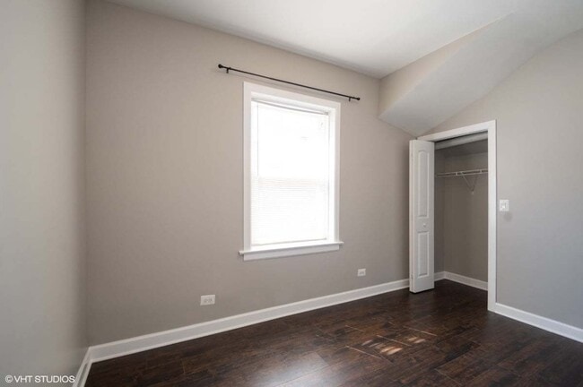 Building Photo - 3943 W Addison St