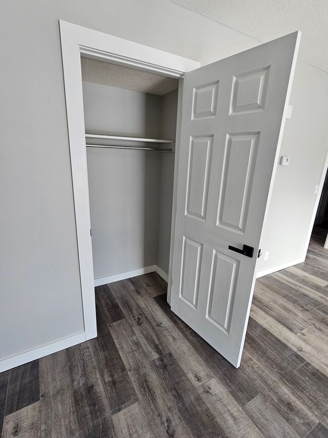 Building Photo - Like new large 2 bedroom apt coming available!