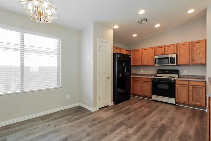 Building Photo - 7625 S Athel Tree Dr