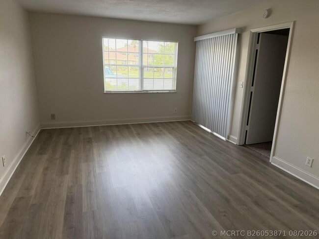 Building Photo - 1546 SE Royal Green Cir
