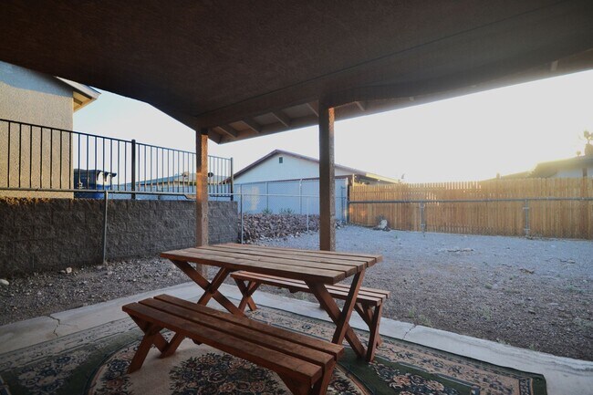 Building Photo - 3 bedroom, Fully Furnished Home