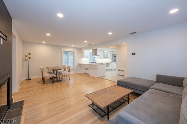 Building Photo - 7 Oak Tree Ln