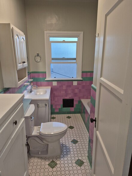 Bathroom (Second floor) - 861 N Alexandria Ave