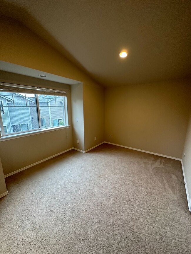 Building Photo - 3 bed 2 bath Townhome Green Lake Neighborh...