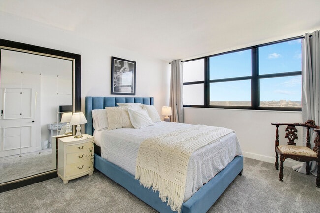 Building Photo - 5600 N Flagler Dr