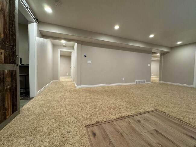 Building Photo - 275 N 600 E