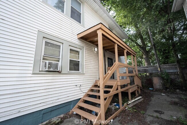 Building Photo - "Charming & Cozy 2BR, 2BA Retreat in Indianapolis - Your Perfect Urban Oasis Awaits!"