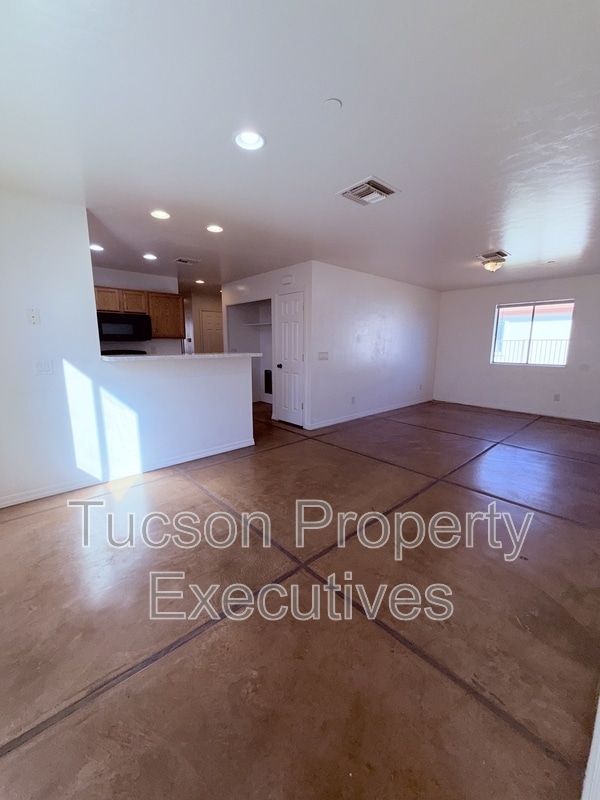 Building Photo - 1412 E 25th St