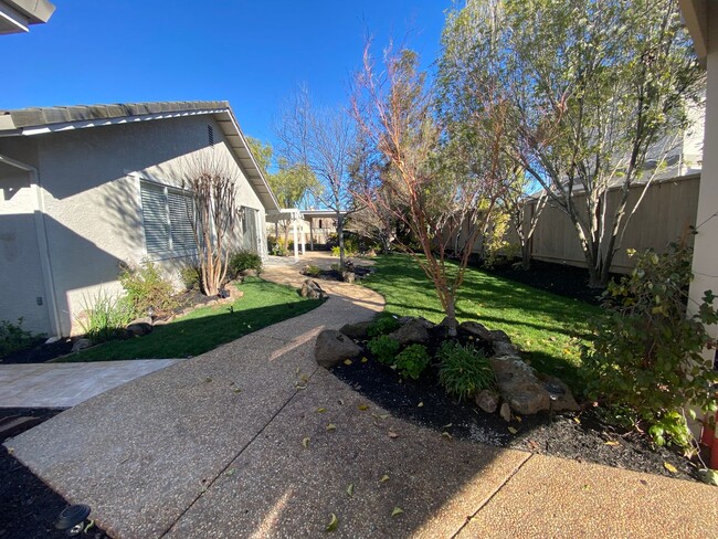 Building Photo - Livermore South Very Private 4 bedroom/3 b...