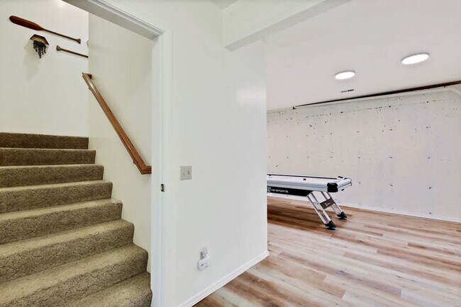 Building Photo - 1496 Pine Ridge Dr