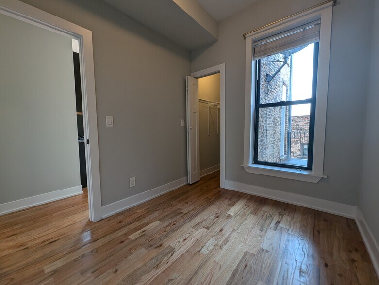Building Photo - 635 W Oakdale Ave