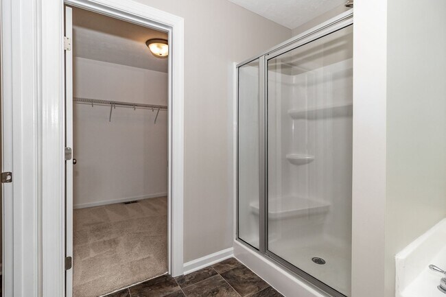 Building Photo - Large 3 bedroom (plus bonus), 2 1/2 bath home in Canterbury Farms!