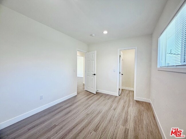 Building Photo - 410 E Cherry Ave