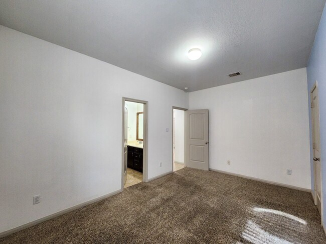 Building Photo - 4515 Greenleaf Dr