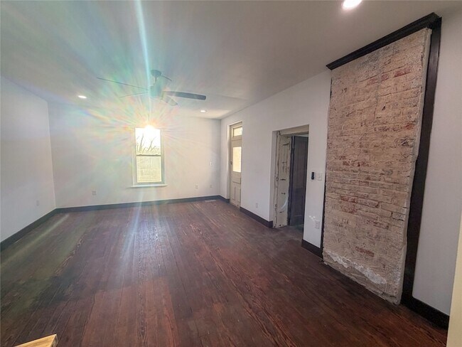 Building Photo - 107 E Stone St