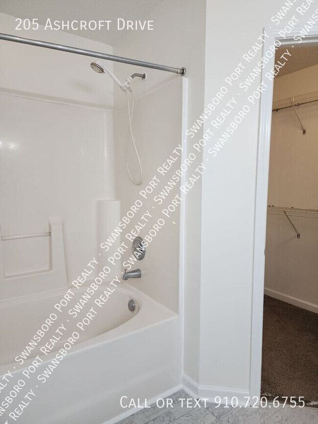 Building Photo - 205 Ashcroft Dr