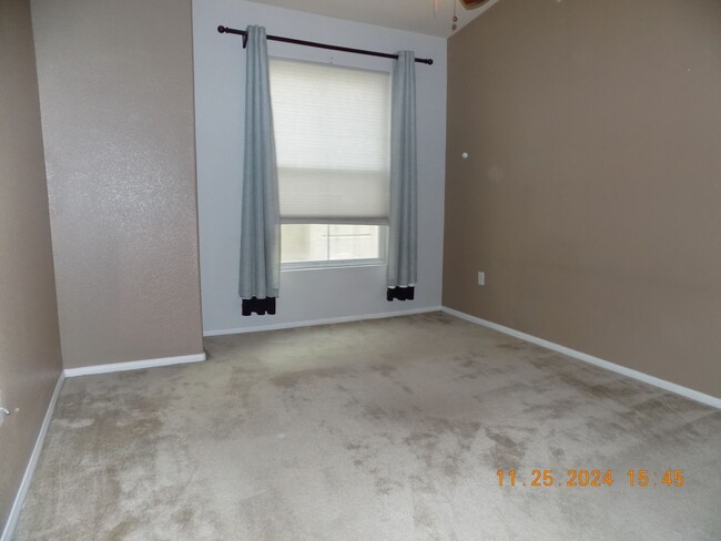 Building Photo - Well maintained up stairs condo