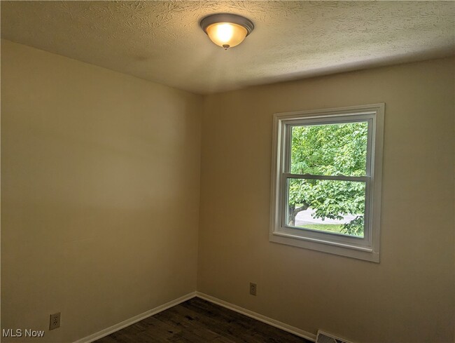 Building Photo - 15681 Oakdale St