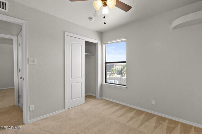 Building Photo - 2300 Glitter St