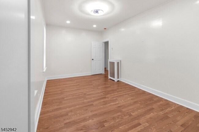 Building Photo - 151 Mapes Ave