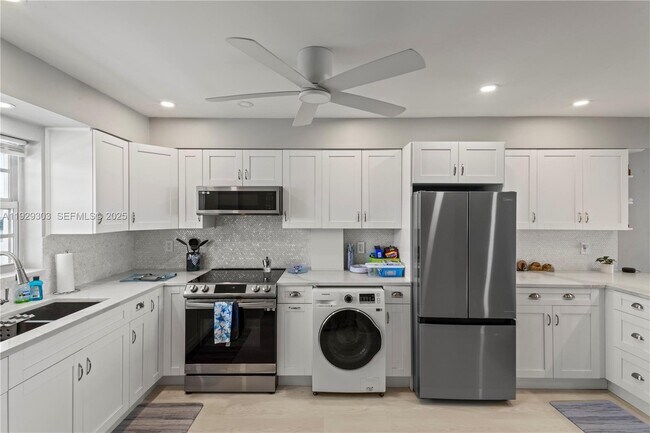 Building Photo - 3051 NE 48th St