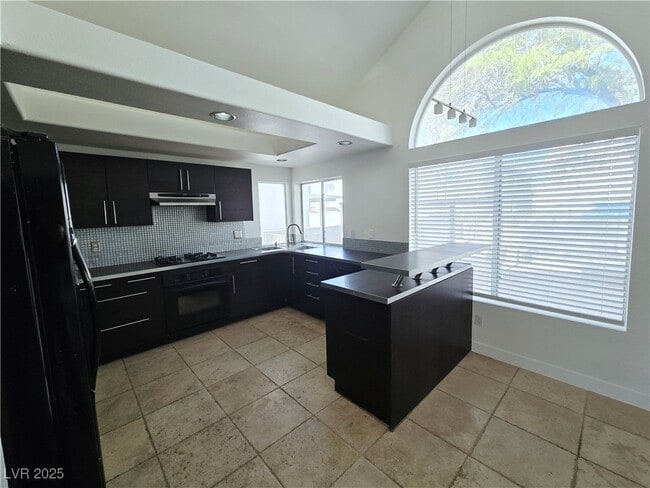 Building Photo - 8528 W Gilmore Ave