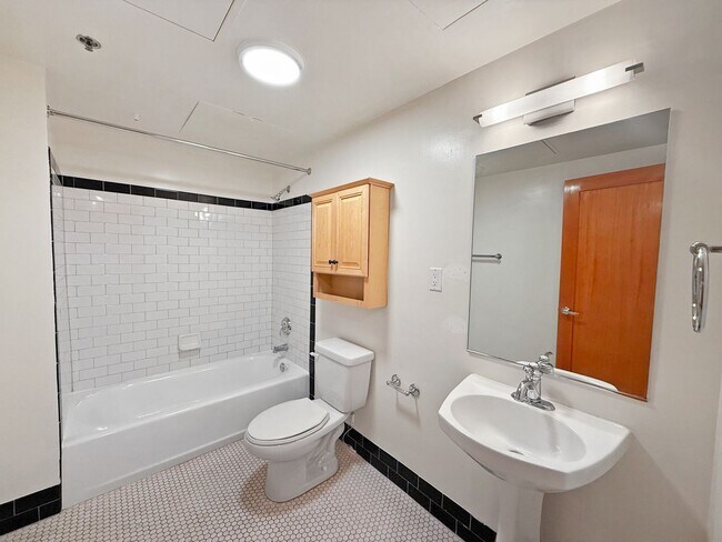 Building Photo - Stunning 1B/2BA Loft w/ Original Mural by ...