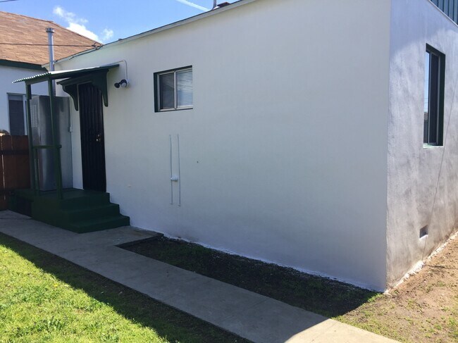 Building Photo - 2031 B Ave