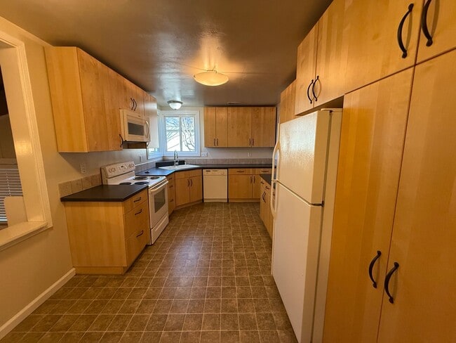 Building Photo - Spacious 2 bed 1 bath available now!