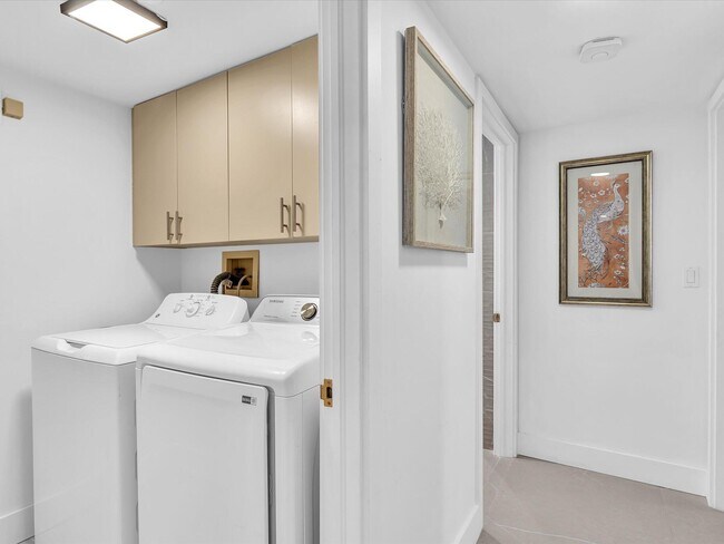 Building Photo - 120 SE 5th Ave