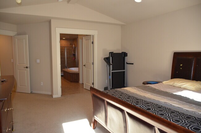 Building Photo - 11031 Muirwood Way NE