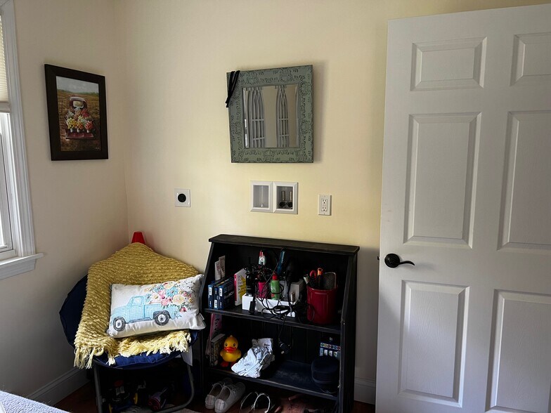 Spare Bedroom/Laundry Hook-up - 9 Dingley Spring Rd