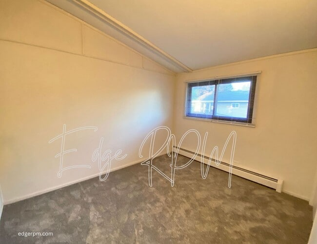 Building Photo - Updated 2 Bedroom, 1 Bath Townhome – Great...