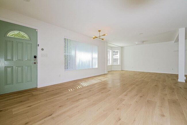 Building Photo - Warm and Welcoming 3 Bedroom in Prime Seattle Location