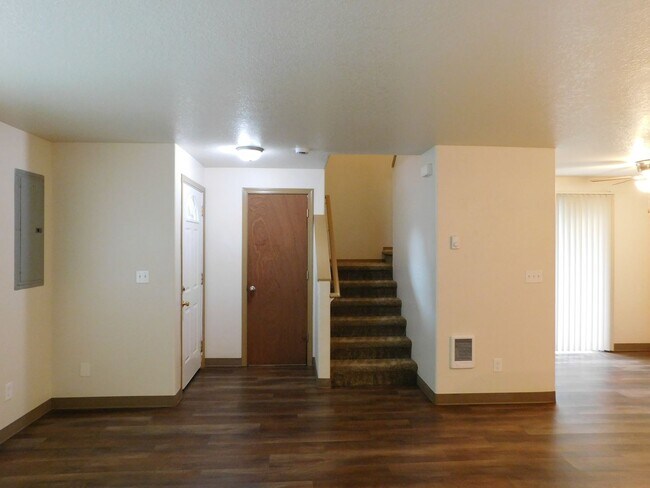 Building Photo - 3Bd/1.5Ba Two Story House - Available to View!