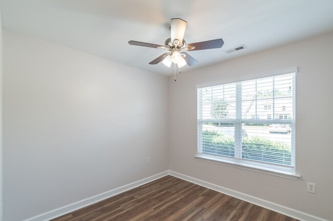 Building Photo - Charming End-Unit Townhome with Prime Loca...