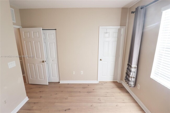 Building Photo - 230 SE 29th Ave