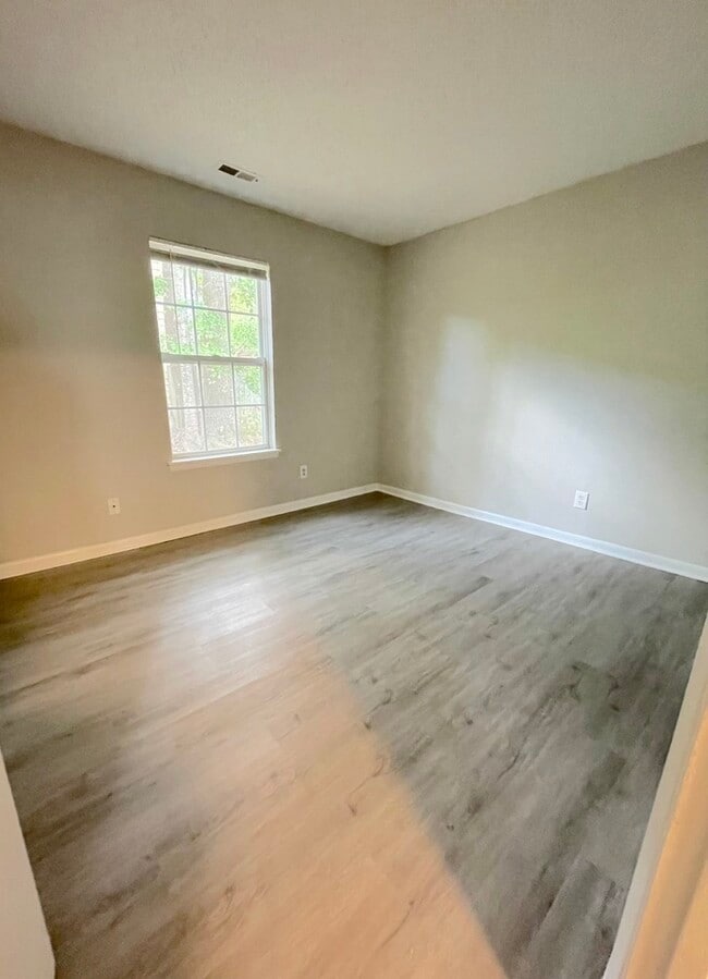 Building Photo - UPDATED 2BED/1BATH TOWNHOME IN TOWN CENTER...