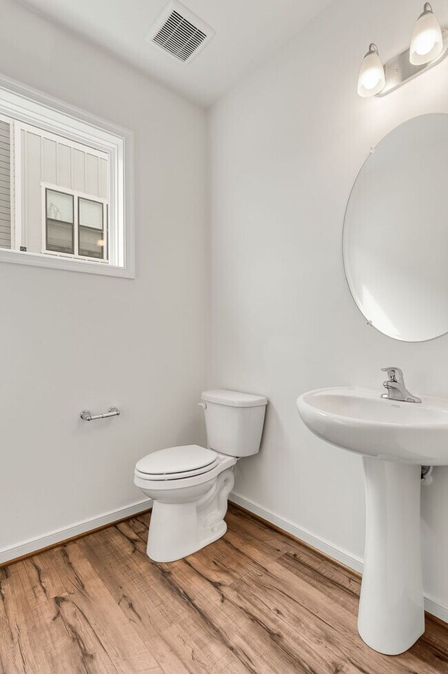 Building Photo - Modern End-Unit Townhome in Rocketts Landing – Prime Richmond Location