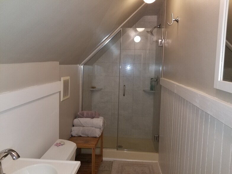 Building Photo - 238 Elm St