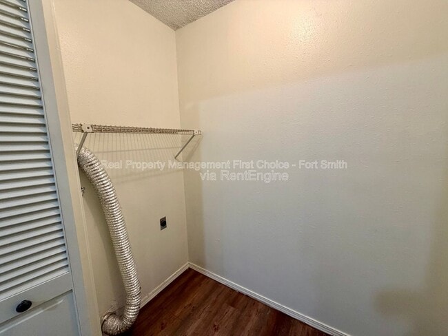 Building Photo - 904 Hillside Dr