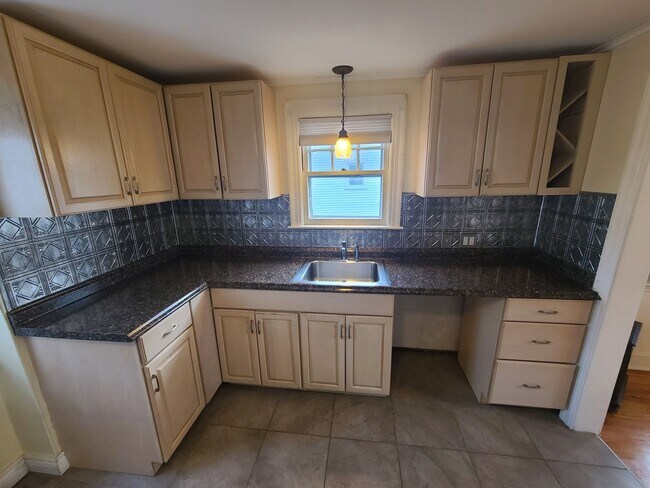 Building Photo - 2 Bedroom Single-Family Home