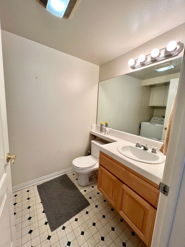 Building Photo - Amazing Downtown Torrance! - 3 bd / 2.5 ba...