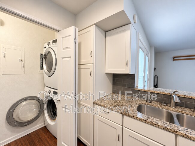 Building Photo - 3230 Montclaire Ct