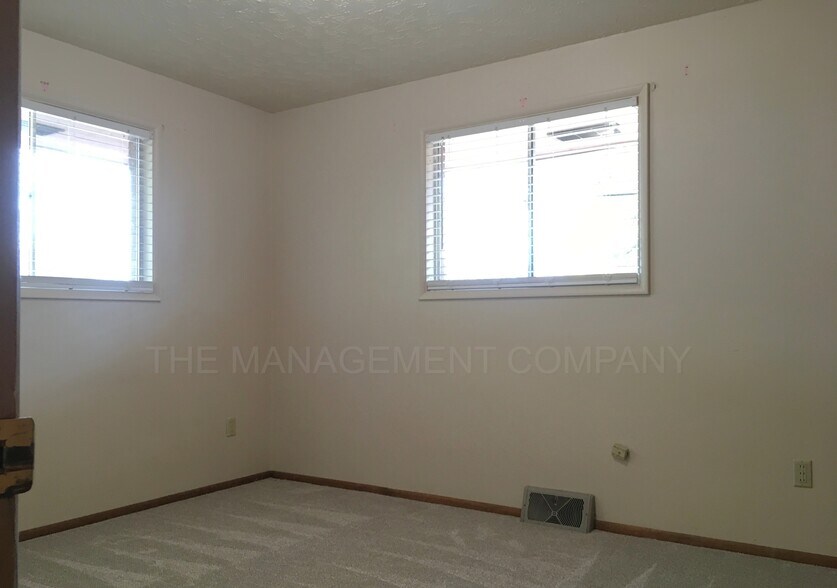 Building Photo - 230 Richardson Dr