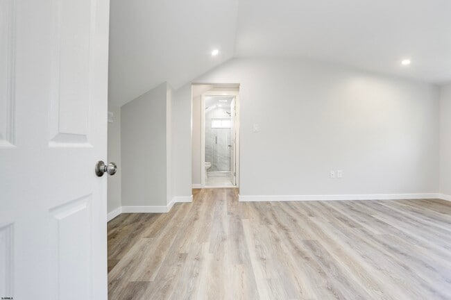 Building Photo - 137 Collins Ave