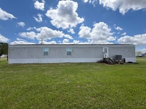 Building Photo - Spacious Mobile Home-large yard