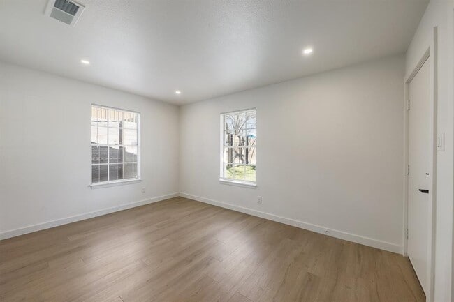 Building Photo - 902 Jessie St