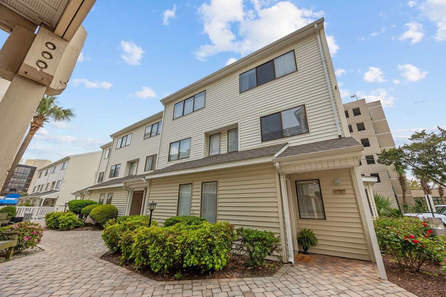 Building Photo - 209 75th Ave N