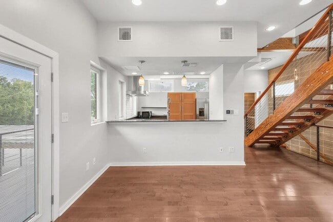 Building Photo - 213 N Houston Ave